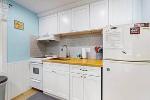 Fridge, microwave, oven, stovetop - Oceanside duplex with high-speed WiFi & central AC - walk to Sea Street Beach (Dennis Port)