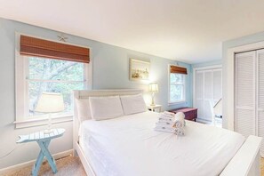 WiFi, bed sheets - Charming home with spacious deck and patio, washer/dryer & high-speed WiFi (Eastham)