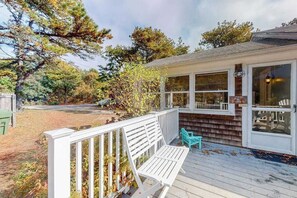 Terrace/patio - Charming home with spacious deck and patio, washer/dryer & high-speed WiFi (Eastham)