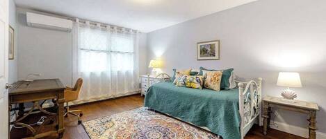 Desk, iron/ironing board, WiFi, bed sheets