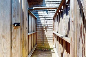 Shower, hair dryer, towels - Peaceful cottage with deck, screened porch, grill, & firepit - walk to beach (Eastham)