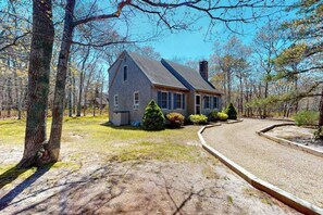 Exterior - Peaceful cottage with deck, screened porch, grill, & firepit - walk to beach (Eastham)