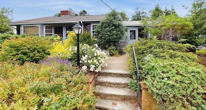 Cozy in-law suite near Edgartown & the beach with patio, outdoor shower, & AC
