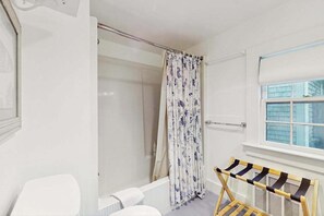 Shower, hair dryer, towels - Cozy in-law suite near Edgartown & the beach with patio, outdoor shower, & AC (Edgartown)