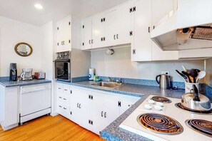 Fridge, microwave, oven, stovetop - Charming island cottage near town & beaches (Edgartown)