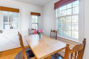 Dining - Charming island cottage near town & beaches (Edgartown)
