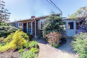 Exterior - Charming island cottage near town & beaches (Edgartown)