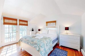Internet, bed sheets - Charming island cottage near town & beaches (Edgartown)