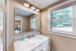 Shower, hair dryer, towels - Dog-friendly house in a quiet neighborhood with furnished porch & washer/dryer (Cotuit)