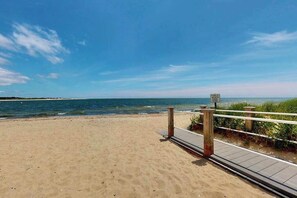 Beach nearby - Dog-friendly house in a quiet neighborhood with furnished porch & washer/dryer (Cotuit)