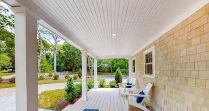 Dog-friendly house in a quiet neighborhood with furnished porch & washer/dryer