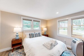 Desk, iron/ironing board, WiFi, bed sheets - Dog-friendly house in a quiet neighborhood with furnished porch & washer/dryer (Cotuit)