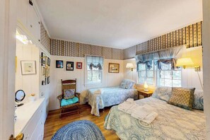 WiFi, bed sheets - Dog-friendly beach cottage on Harwich's main street with large lawn (Harwich Port)