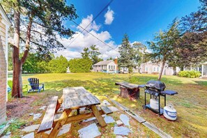 Outdoor dining - Dog-friendly beach cottage on Harwich's main street with large lawn (Harwich Port)