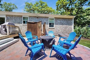 Outdoor dining - Beautiful home with entertainment - near golf courses & Pleasant Bay (Harwich)
