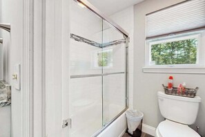 Een douche, een haardroger, handdoeken