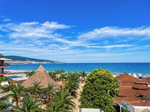 Beach nearby, white sand, 5 beach bars