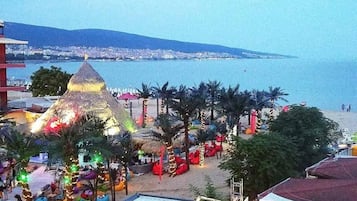 Nær stranden, hvit sand og 5 strandbarer