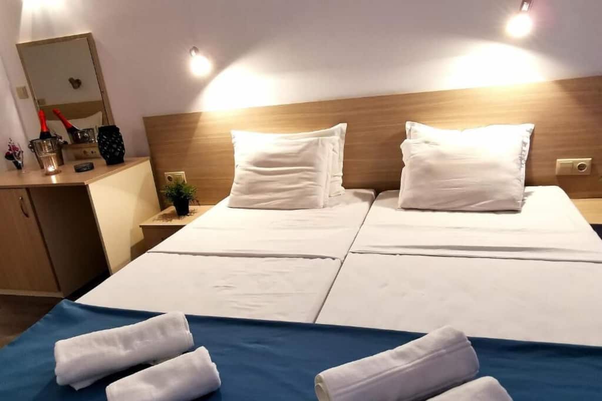 In-room safe, desk, laptop workspace, free WiFi