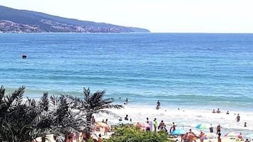 Beach nearby, white sand, 5 beach bars