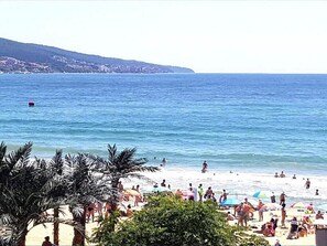 Ubicación cercana a la playa, arena blanca y 5 bares en la playa