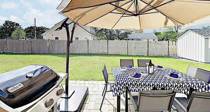 Beachside retreat with grill - near Main Street & 300 yards to Surf Drive shore