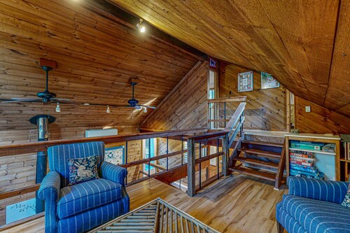 Centrally located Island getaway with bike path access, patio, W/D, & games
