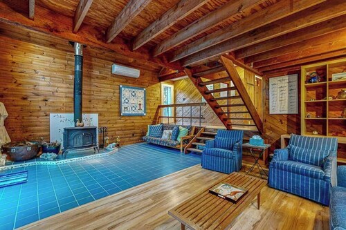 Centrally located Island getaway with bike path access, patio, W/D, & games
