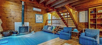 Centrally located Island getaway with bike path access, patio, W/D, & games