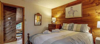 Centrally located Island getaway with bike path access, patio, W/D, & games