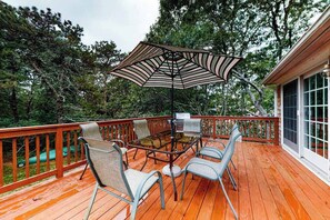 Outdoor dining - Split-Level, Family-Friendly Home w/ a Rear Deck, Gas Grill, Free WiFi, & W/D (Edgartown)