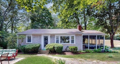 Newly updated lakefront cottage with screened porch, large yard & kayaks