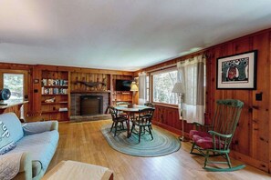 TV, DVD player, offices - Newly updated lakefront cottage with screened porch, large yard & kayaks (Mashpee)