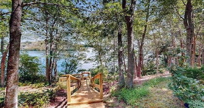 Newly updated lakefront cottage with screened porch, large yard & kayaks