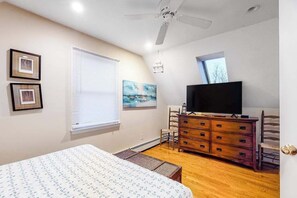 Desk, iron/ironing board, WiFi, bed sheets - Wonderful three-story home with lovely decks, firepit, fast WiFi & washer/dryer (Oak Bluffs)