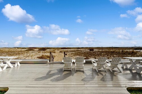 Oceanfront cottage near town with full kitchen, AC, beach access & patio