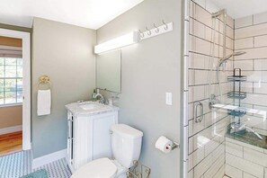 Shower, hair dryer, towels - Elegant estate with large deck and lush yard - walk to beach on Nantucket Sound (Harwich Port)