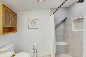 Shower, hair dryer, towels - Newly built, bayview house steps from the beach with spacious deck, W/D & grill (North Eastham)