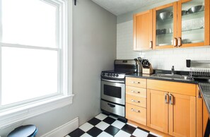 Private kitchen - Little Italy Pied A Terre Steps to Cafes and Parks (Toronto)