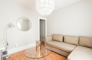 Living area - Little Italy Pied A Terre Steps to Cafes and Parks (Toronto)