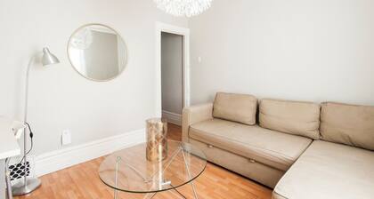 Little Italy Pied A Terre Steps to Cafes and Parks