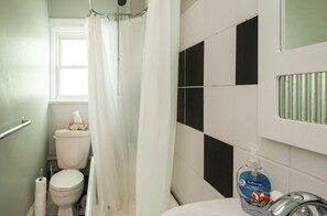 Hair dryer, towels, soap, toilet paper - Little Italy Pied A Terre Steps to Cafes and Parks (Toronto)