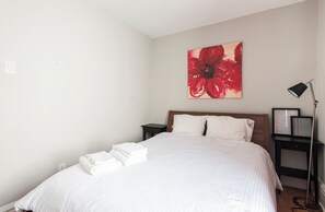 Iron/ironing board, WiFi, bed sheets - Little Italy Pied A Terre Steps to Cafes and Parks (Toronto)