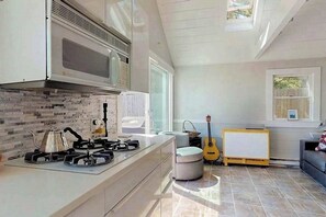 Fridge, microwave, stovetop, dishwasher - Quiet cottage on the beach with deck, grill, AC, & water views (Truro)