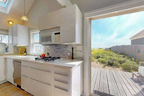 Quiet cottage on the beach with deck, grill, AC, & water views