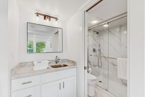 Shower, hair dryer, towels - Newly Renovated Studio with AC, Grill – steps from Private Beach (Truro)