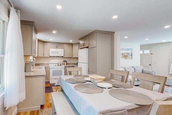 Fridge, microwave, oven, stovetop - Thayer Thicket | Newly renovated house in South Dennis with great location (South Dennis)