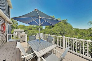 Outdoor dining - Spacious wooded retreat near canal & beach with deck & alfresco dining (Sagamore Beach)