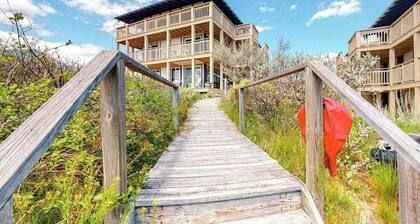 Seaside studio with amazing water views & private beach access across the street