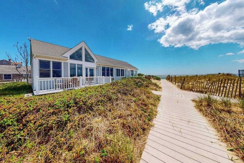 Seaside studio with amazing water views & private beach access across the street